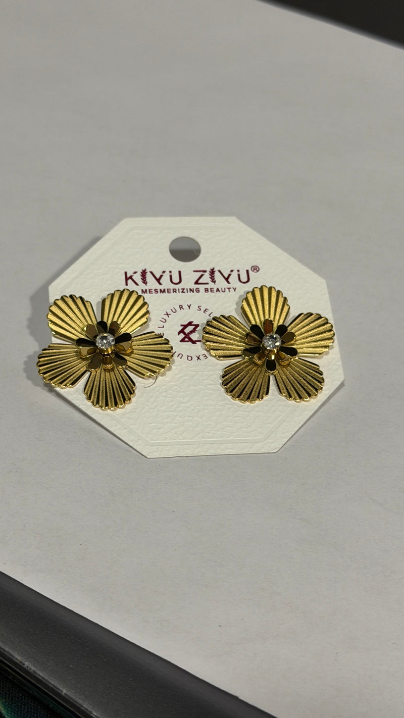 5 Petal Flower Stud - Golden
