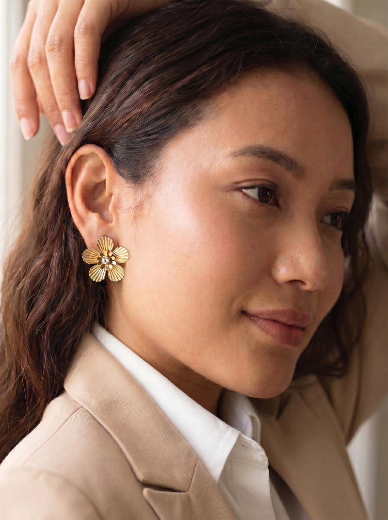 5 Petal Flower Stud - Golden